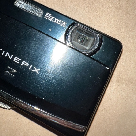 Fujifilm Finepix Z90 14.2 MP Digital Camera (Camera and charger) - Picture 6 of 9